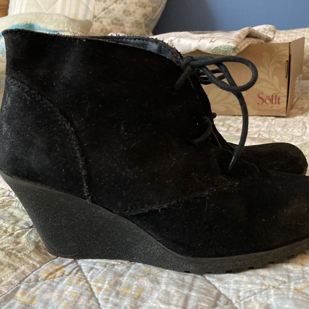 Sz7.5 Merona Black Suede wedges
